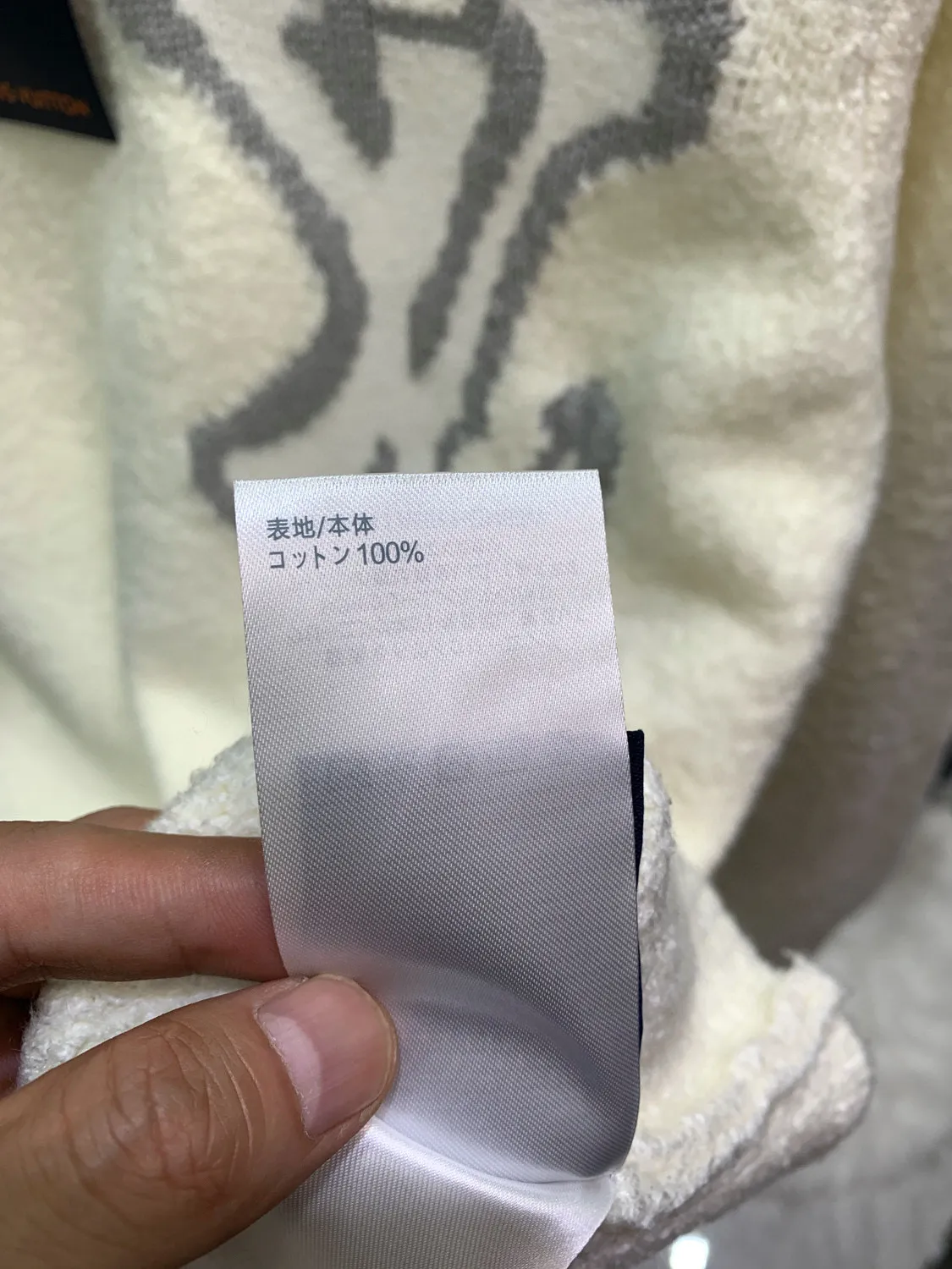 🅿️400 🀄️ Louis Vuitton 1v 24FW mirrored logo intarsia sweater. Original purchase: 10,900. Custom-woven and dyed sheep wool 55%, yak hair 21%, nylon 20%, spandex 4% wool loop yarn. The yarn has high ductility and good elasticity. It is different from the non-elastic version on the market. The special washing process is very soft and skin-friendly. Positive 3-needle knitting process. The thickness of each stitch of the inlay on the clothing logo is consistent with ZP. The back logo is a mirror intarsia. A high-elastic elastic band is added in the middle of the thread at the neckline. The upper body is soft, breathable, and skin-friendly. It is not easy to deform when washed. The upper body is skin-friendly and versatile. Wear it in front of others. A powerful autumn and winter item.